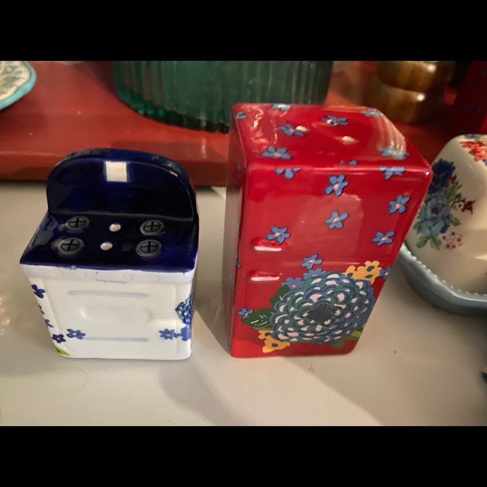 Pioneer Woman stove and fridge salt and pepper shakers